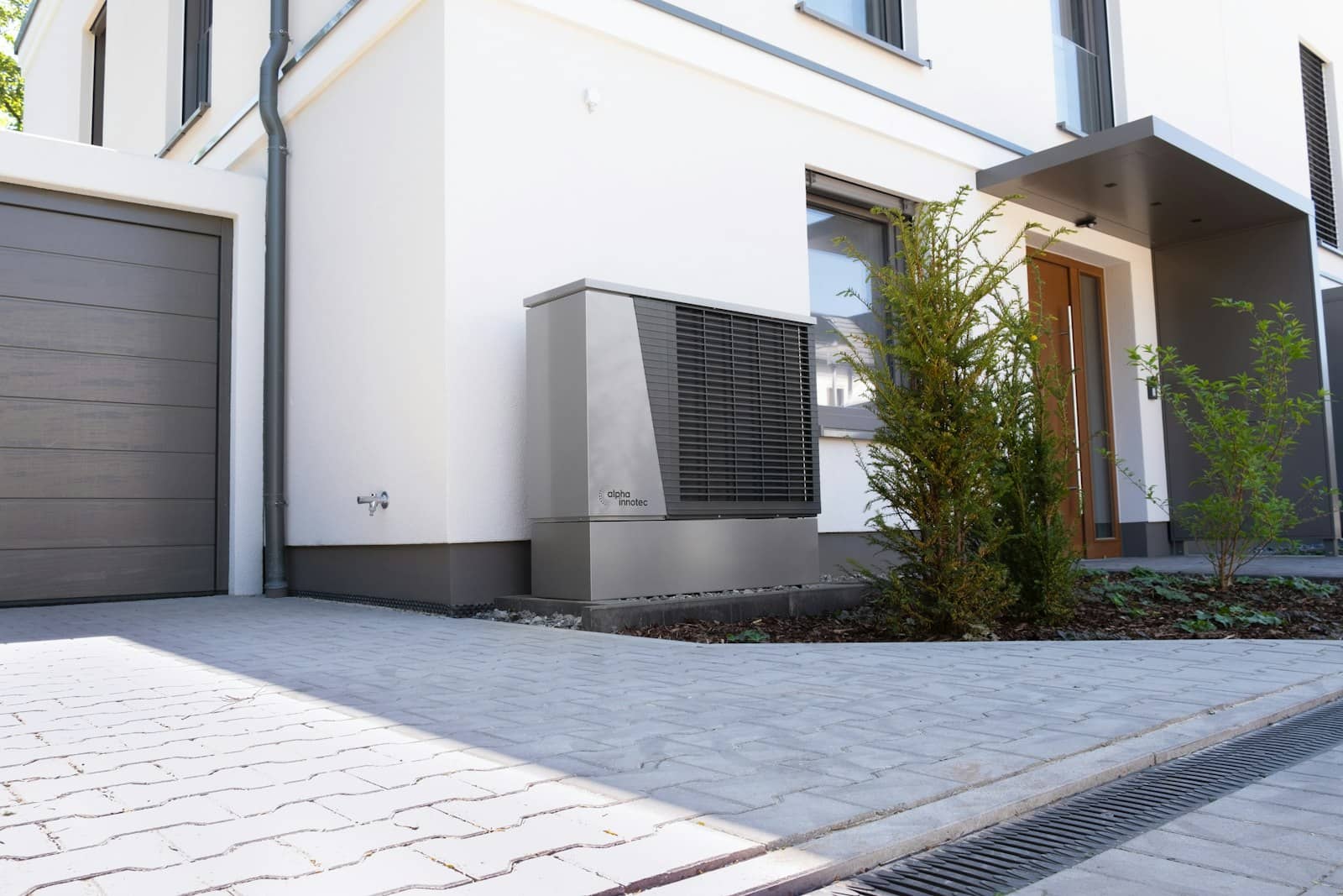 Moderne woning met een warmtepomp naast de oprit