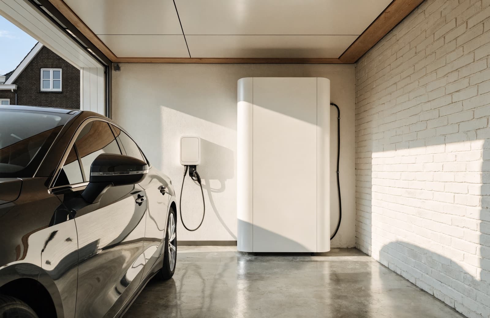 Thuisbatterij in een garage naast een laadpaal