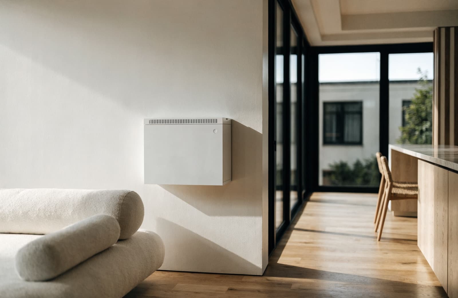 Thuisbatterij aan de muur in een licht, modern interieur