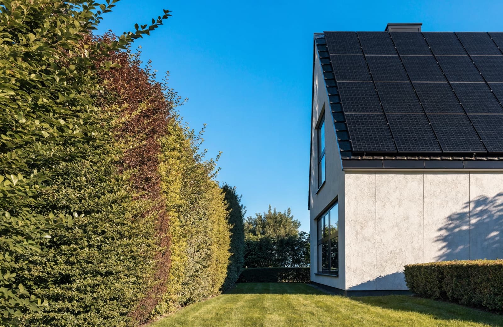 Zonnepanelen over het dak van een moderne vrijstaande woning