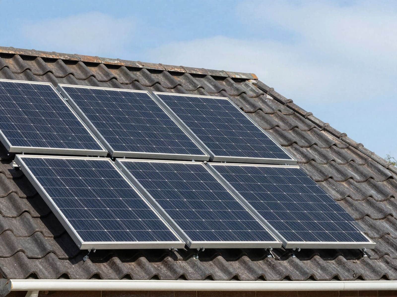 Zonnepanelen op een pannendak