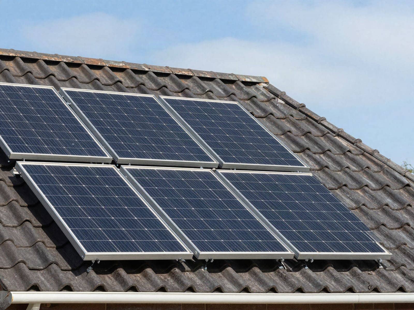 Zonnepanelen op een pannendak in de zon